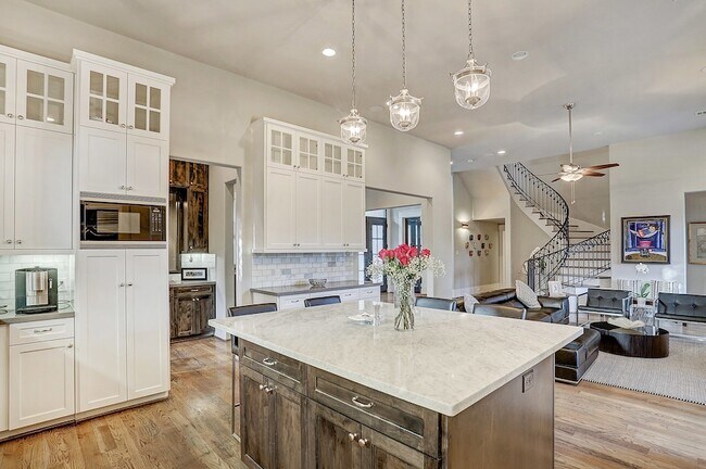 Building Photo - 5655 Locke Ln