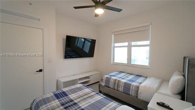 Building Photo - 7918 Harbor Island Dr