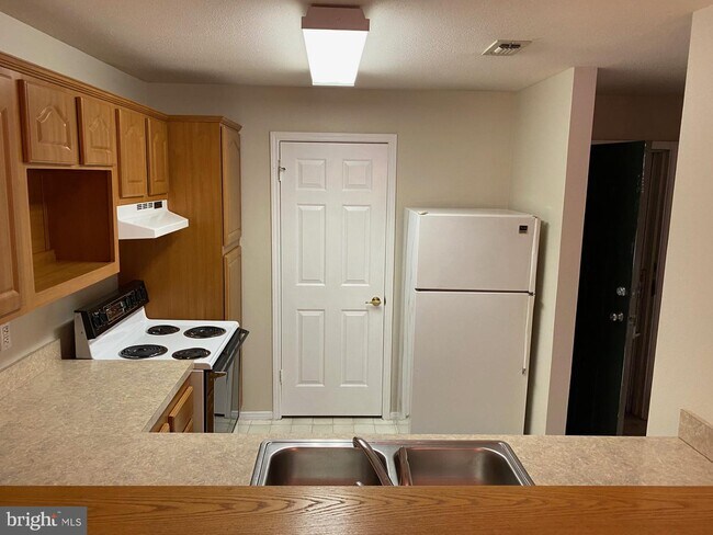 Building Photo - 310 Canterbury Rd