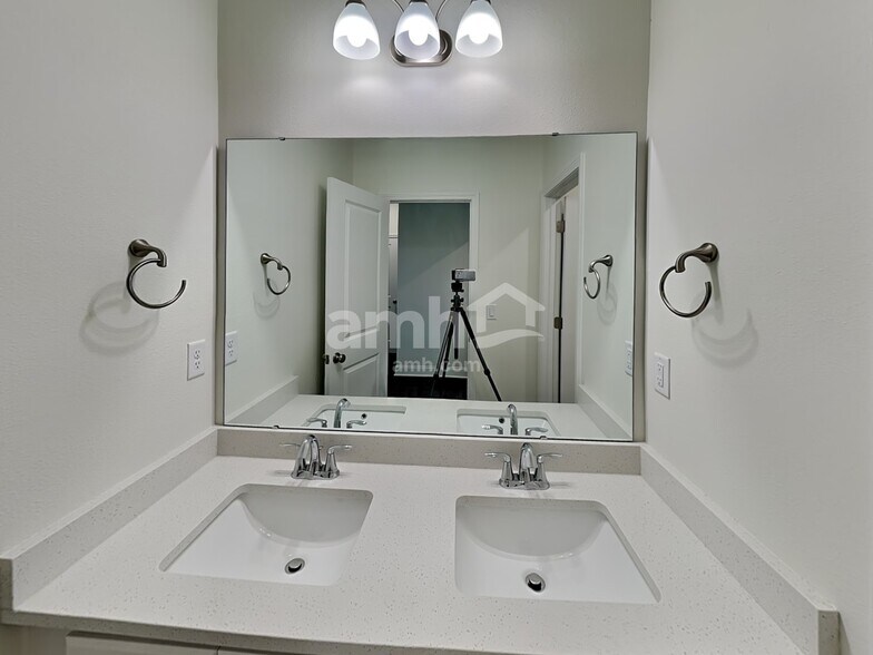 Building Photo - 621 Onate Cir