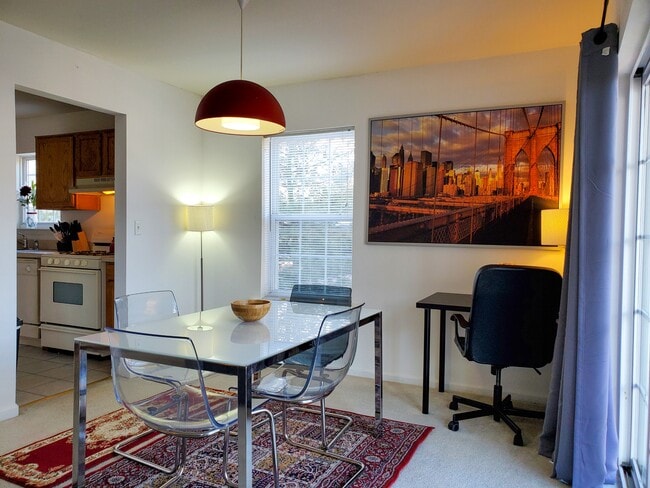 Building Photo - 889 Green St