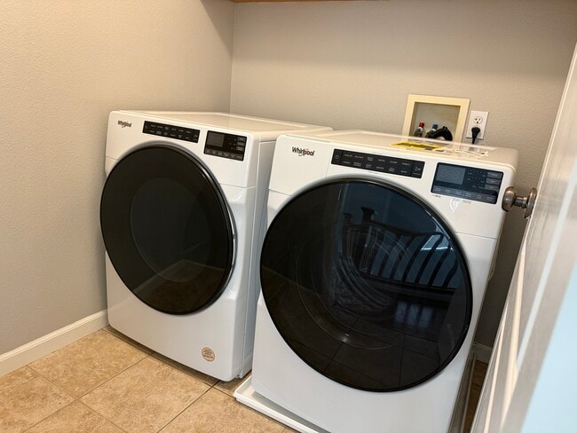 Building Photo - 2449 Milford Dr