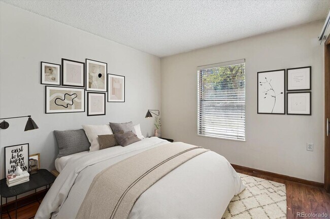 Building Photo - Spacious 2BD, 2BA Condo with Bonus Flex Room
