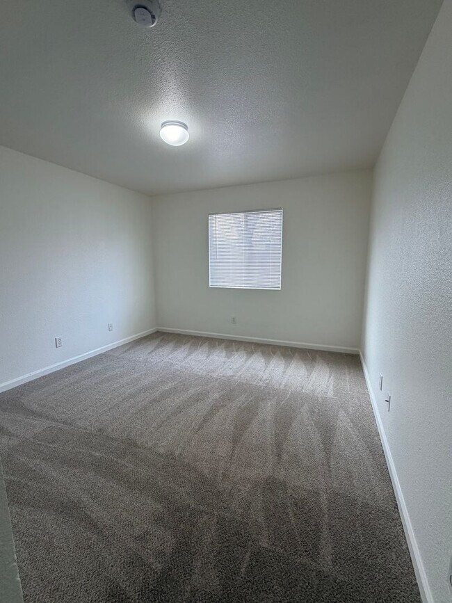 Building Photo - 360 Linden St