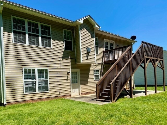 Building Photo - 230 Summit Dr