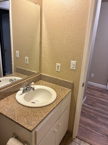 Building Photo - 2401 Eilers Ln