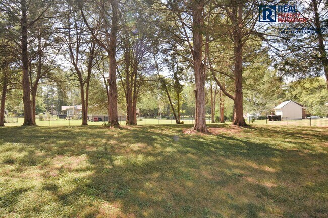 Building Photo - 2107 Londonderry Dr