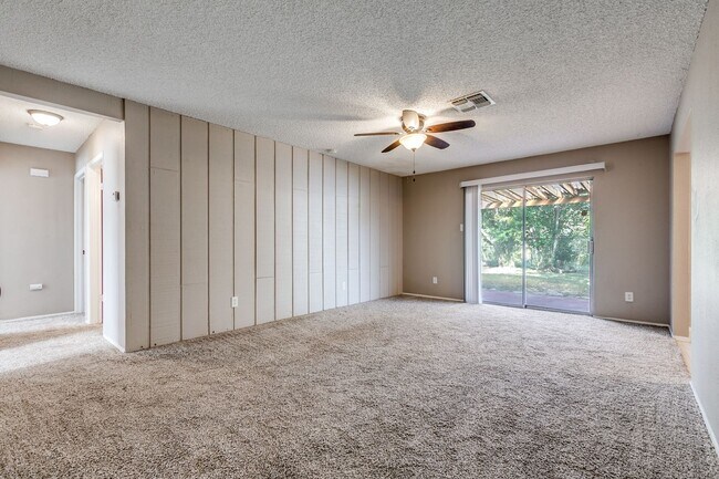 Building Photo - 3-BEDROOM HOME IN PIPERS MEADOW