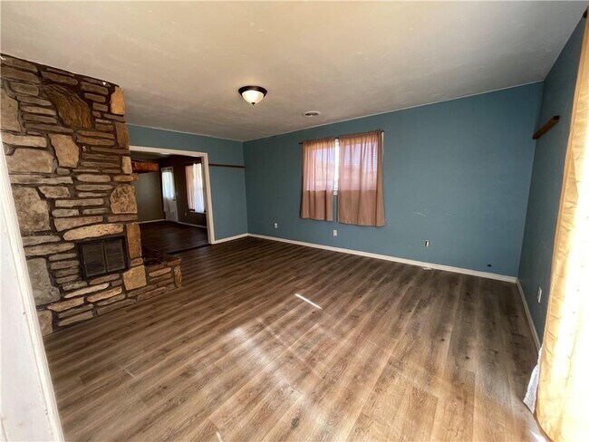 Building Photo - 225 Bright St