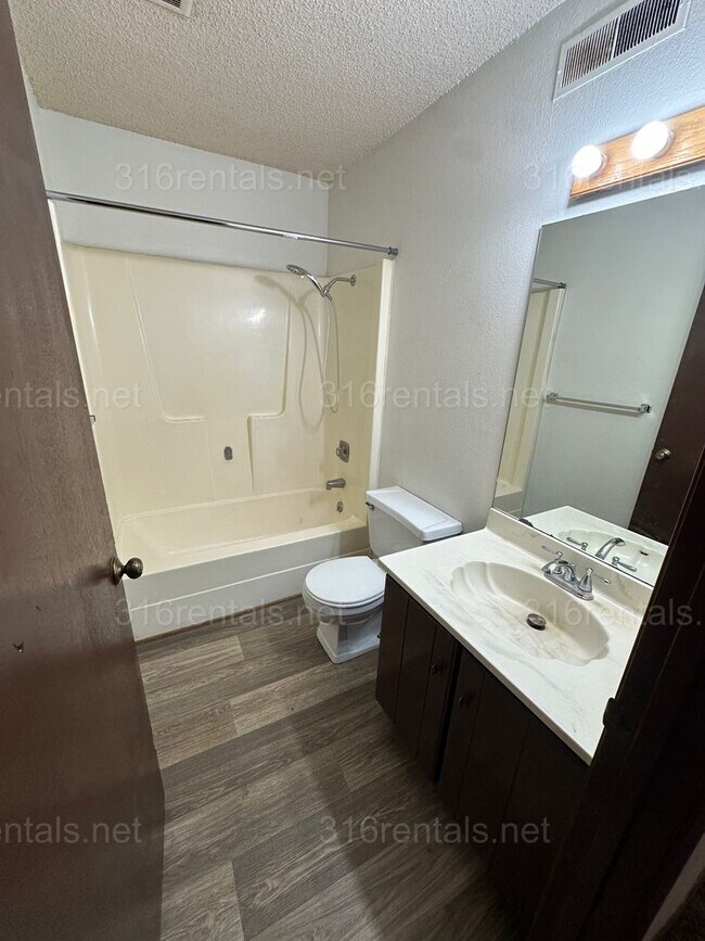 Building Photo - $750 - 2 bed 1 bath - Second floor Apartment