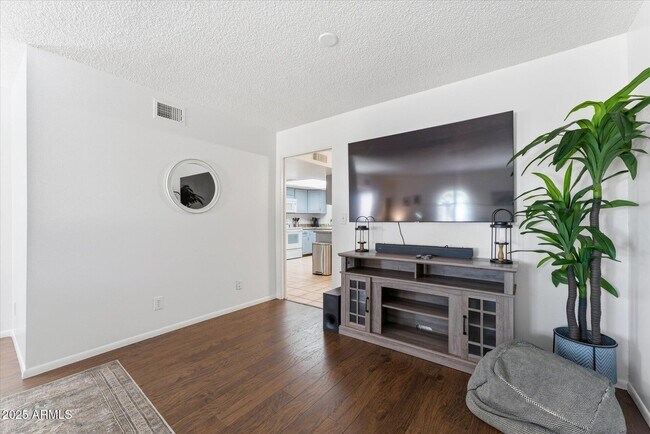 Building Photo - 516 N Hobson Plaza