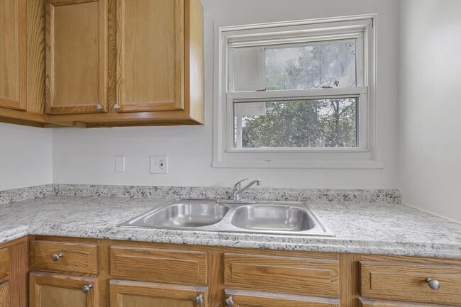 Building Photo - Cozy Ranch Home 30 Night Min Quiet Reynoldsburg