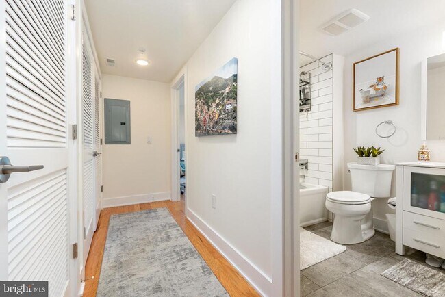 Building Photo - 1647 E Eyre St