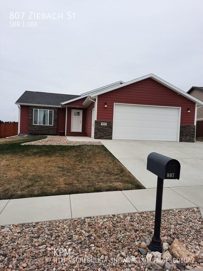 5 BEDROOM 3 BATH HOUSE DOUBLE GARAGE... 807 Ziebach St Rapid