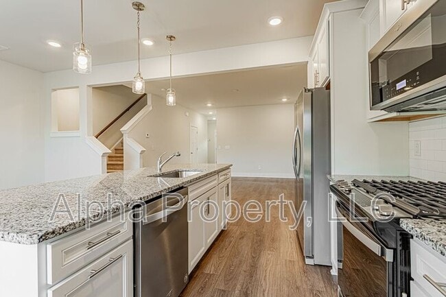 Building Photo - 32 Mardale Ln