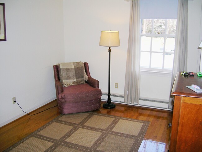 Building Photo - 211 Surrey Rd