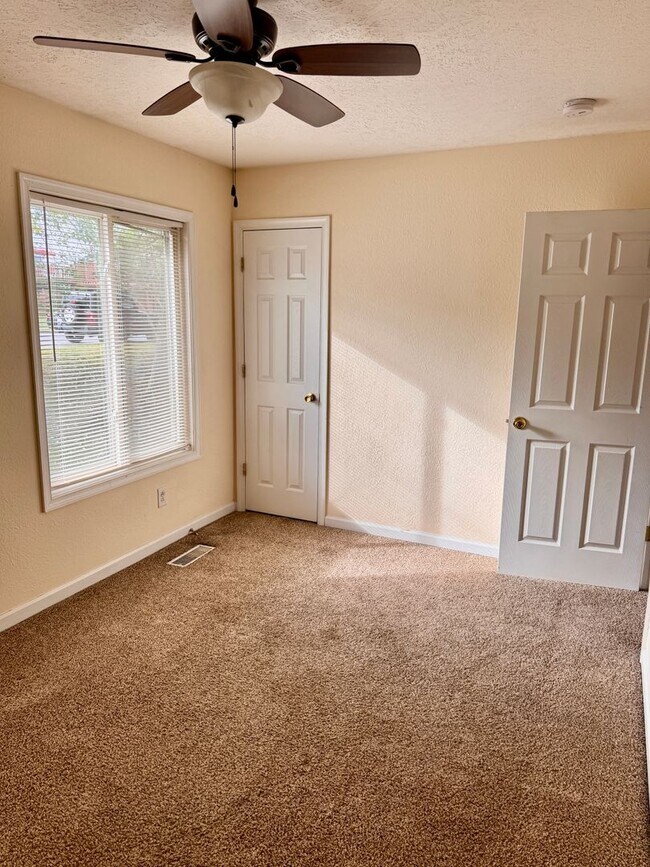 Building Photo - 2 Bedroom || 1 Bathroom Townhome
