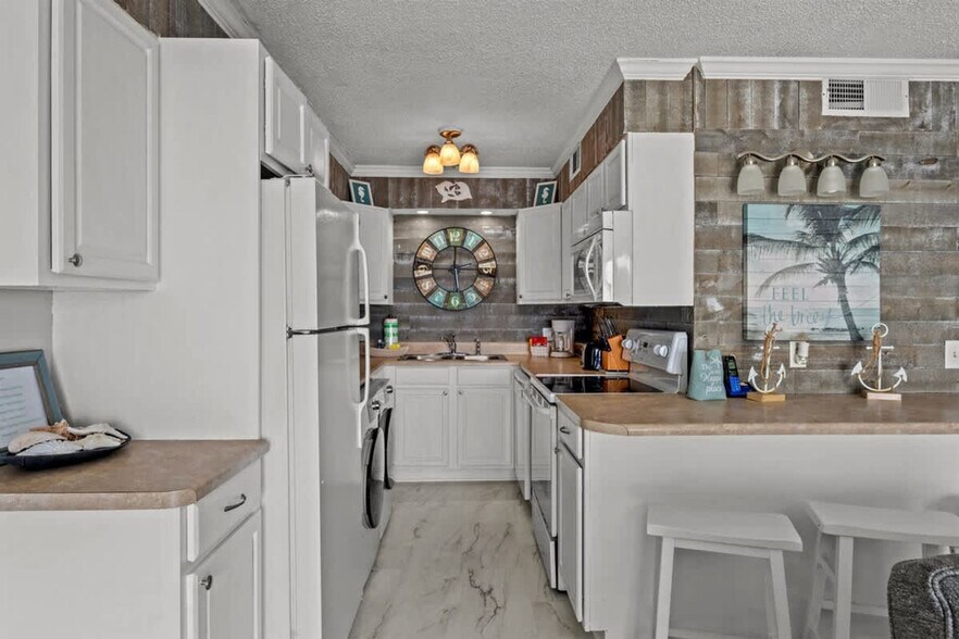 Building Photo - 8743 Thomas Dr