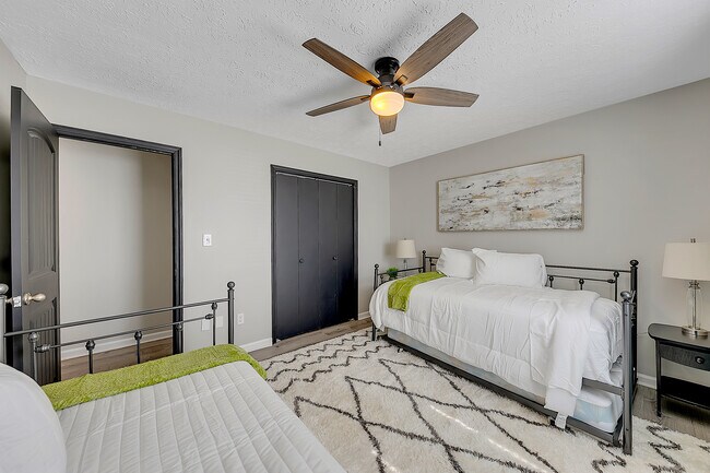 Building Photo - 2062 Woodbine Cir