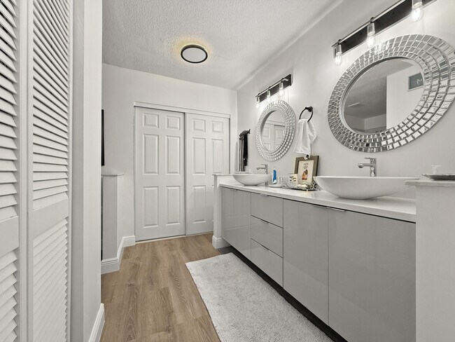 Building Photo - 1021 Flame Vine Ave