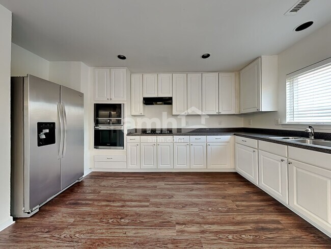 Building Photo - 204 Edgecroft Way