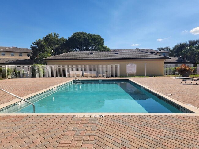 Building Photo - 2060 Greenview Shores Blvd