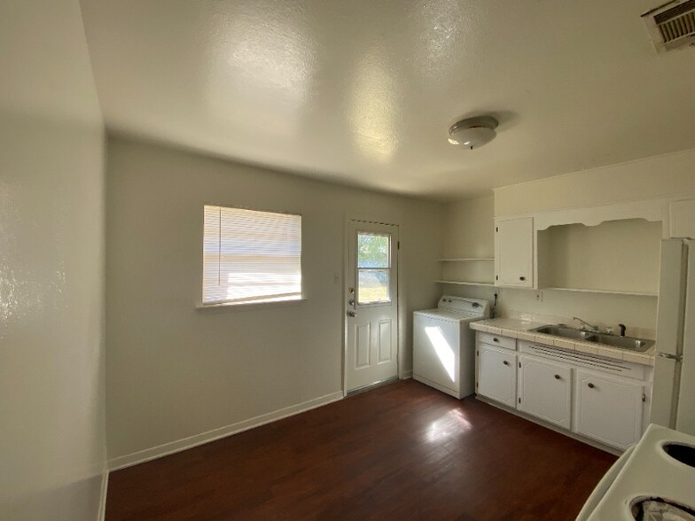 Building Photo - 533 S 56th St