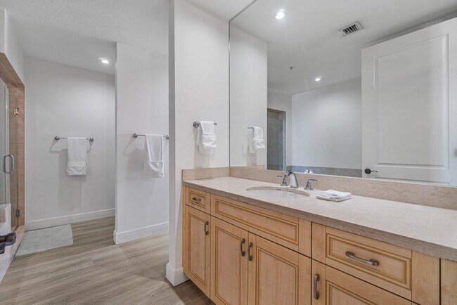 Building Photo - 200 NE 2nd Ave