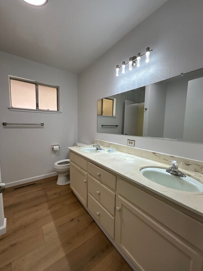 Building Photo - Beautiful Home in Established Fresno Neigh...
