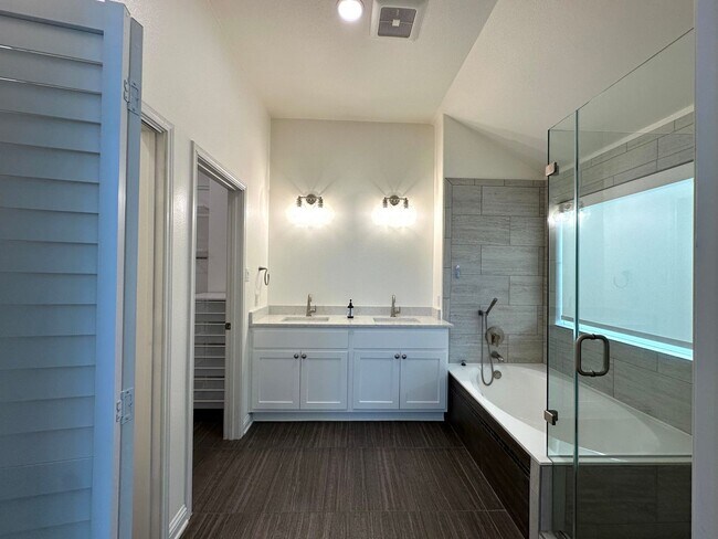 Building Photo - Single Story, 3 Bedroom, 2 Bathroom Home f...