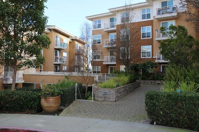 Building Photo - 401 Crescent Ct