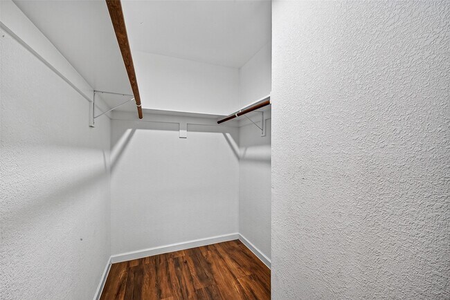 Building Photo - 711 Leicester Ln