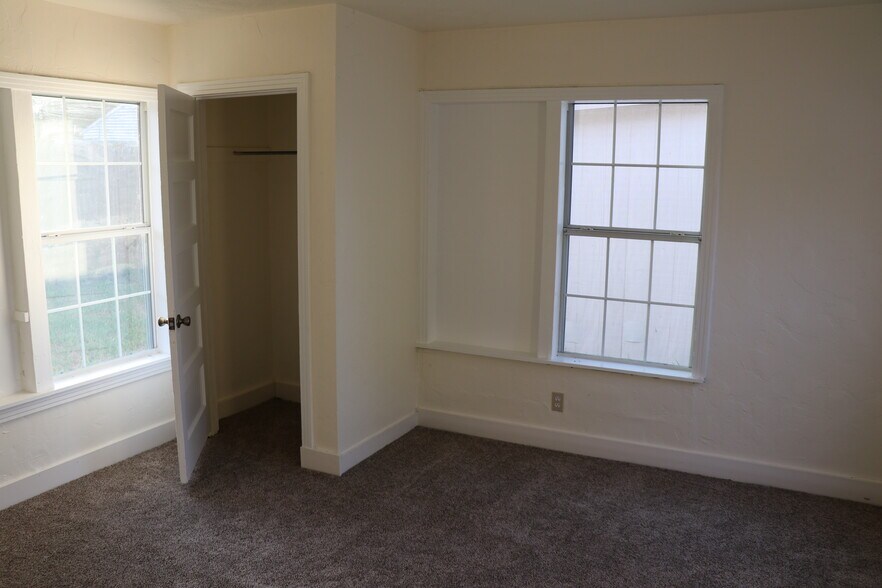 Building Photo - 521 E Merriman St