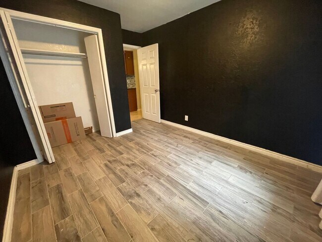 Building Photo - 4 Bedroom main house 2 bedroom guest house