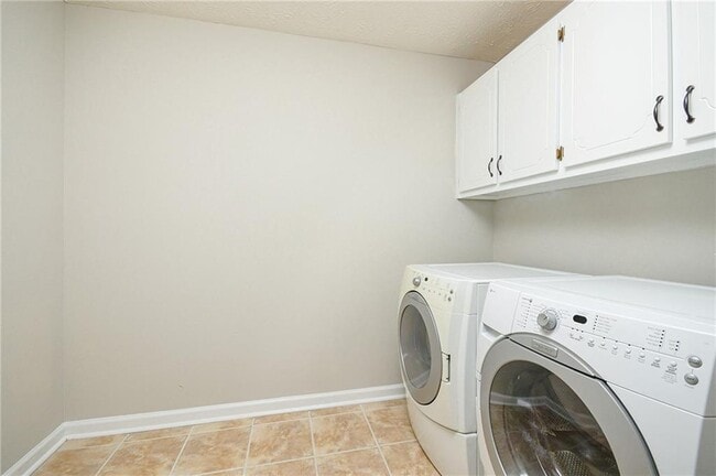 Building Photo - 5041 Alexander Ave