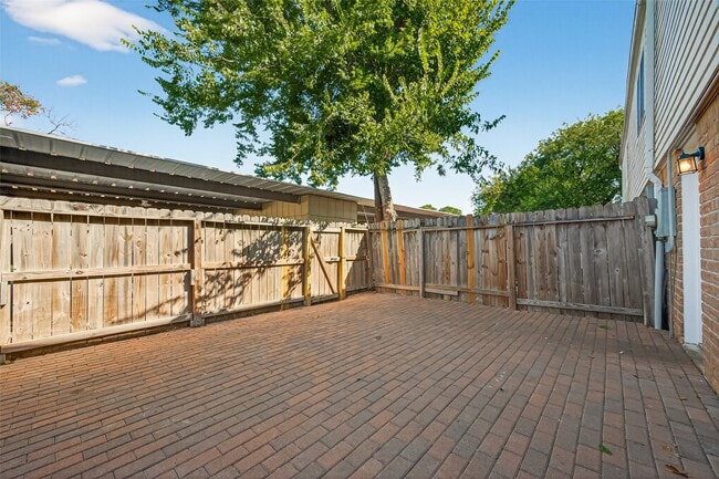 Building Photo - 9022 Wilcrest Dr