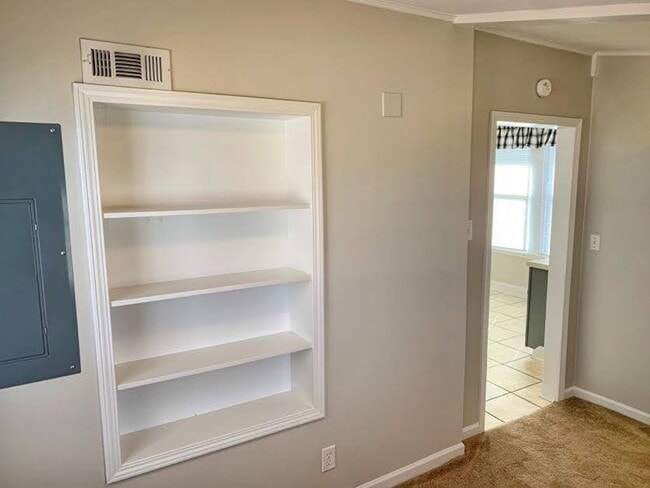 Building Photo - 2 bd. 1 bath  home : 786 sq. ft-  Kingsport