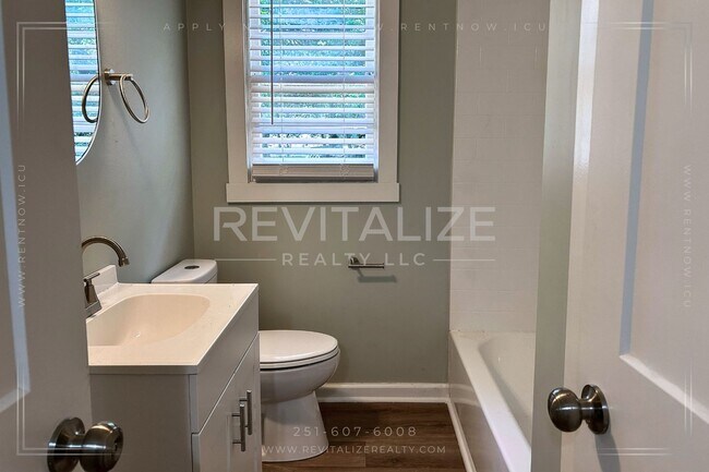 Building Photo - Fully Remodeled 3-Bed Home with Spacious Y...