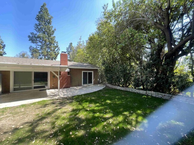 Building Photo - BEAUTIFUL FOUR BEDROOM TWO AND A HALF BATH HOME!