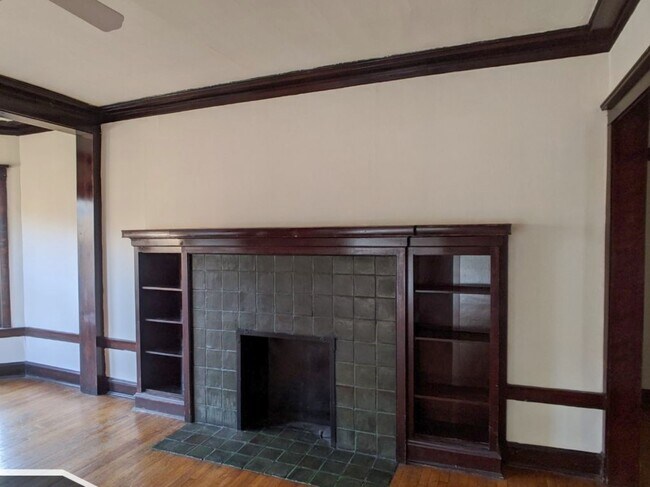 Building Photo - 2426 N Sawyer Ave