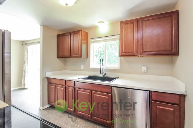 Building Photo - Spacious 4 Bedroom with Open Floor Plan and AC