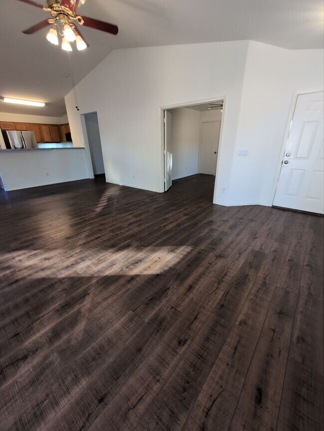 Building Photo - Charming 3 bedroom w/ Den home, ready for immediate move-in!