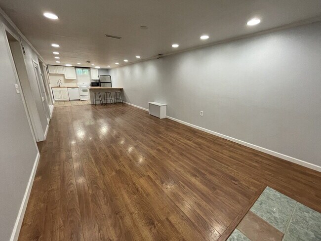 Building Photo - Spacious 1,000 Sq Ft 1 bedroom Lower Unit ...