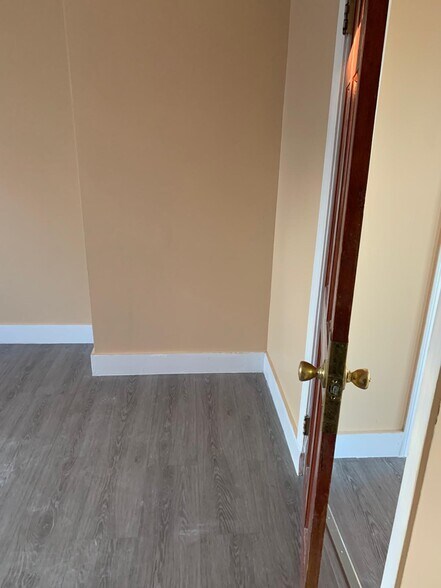 Building Photo - 70 Crescent St