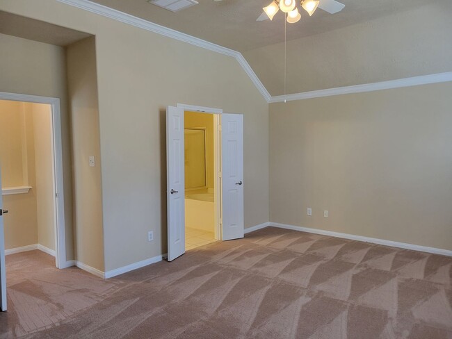 Building Photo - 3 BR Townhome Available, Pet Friendly!