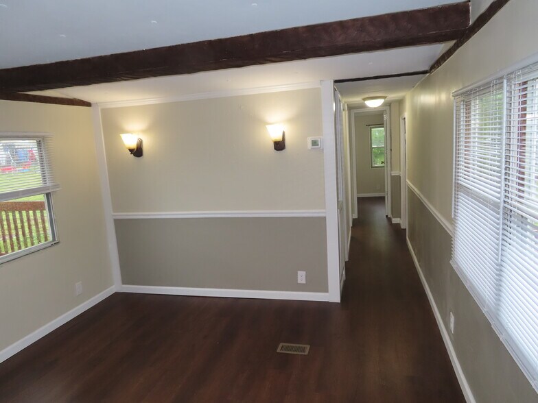 Building Photo - 8911 Pembroke Oak Grove Rd