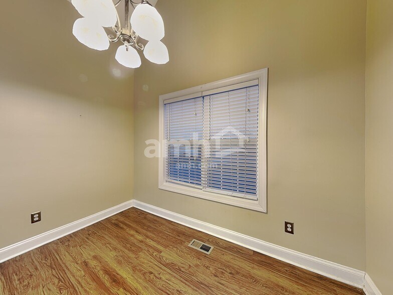 Building Photo - 1009 Loch Lomond Cir