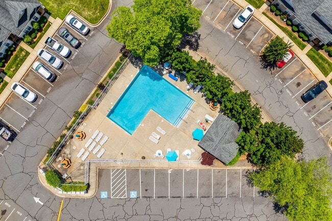 Building Photo - Light and bright 3 bedroom 2 bath townhome...