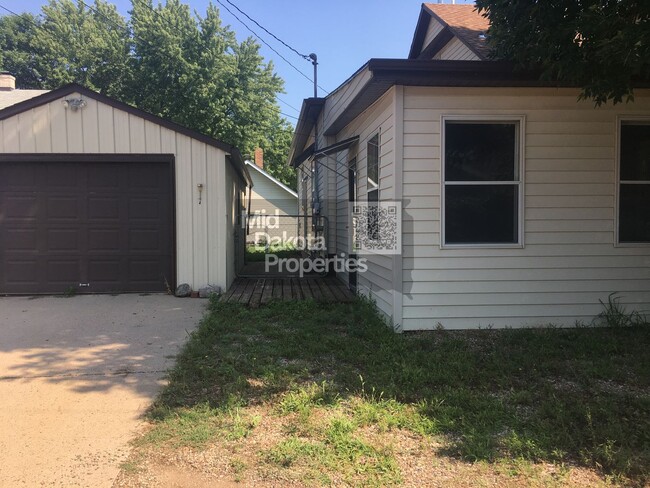 Building Photo - 517 N Duff St