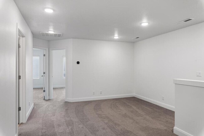 Building Photo - Desert Color Townhome 4-Bedrooms!